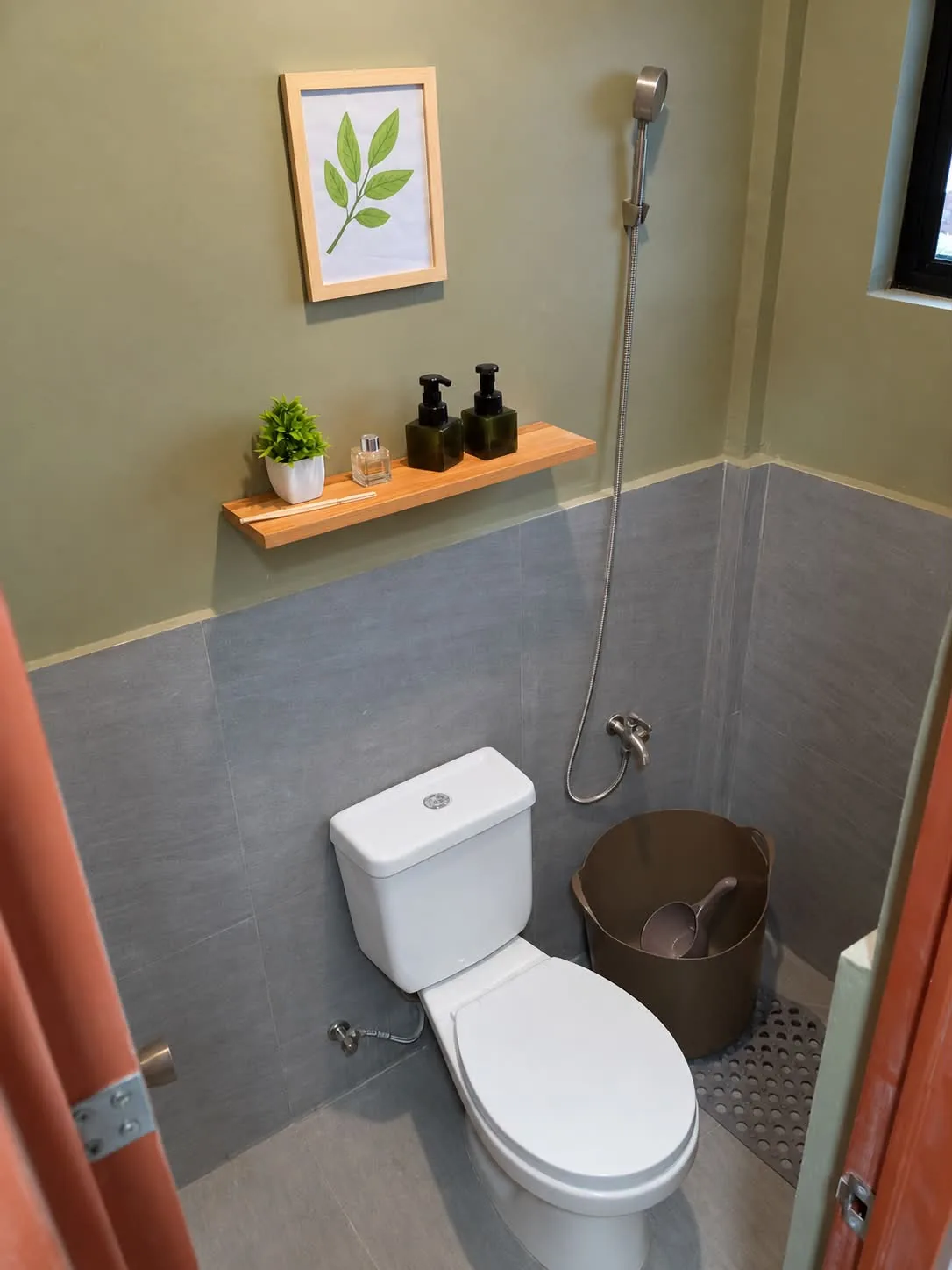 Private toilet and shower at Rohan’s Boarding House in Alae, Manolo Fortich